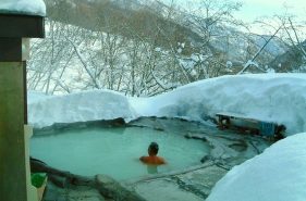 역시 겨울에는 눈이 보이는 노천탕에 가보고 싶다! 홋카이도에서의 늘 꿈꾸던 설경 속 온천 8선!