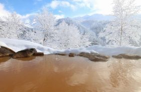 冬天就是要邊泡溫泉邊賞雪！北海道8大賞雪溫泉滿足您的心願！