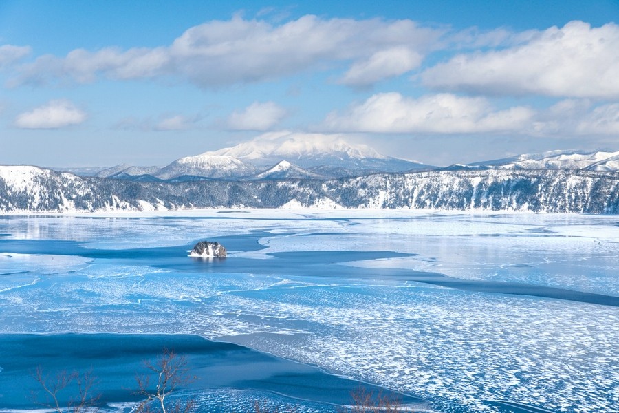 The color of Lake Mashu is sapphire blue