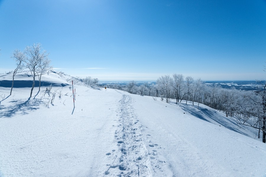  Hiking in the winter of Lake Mashu