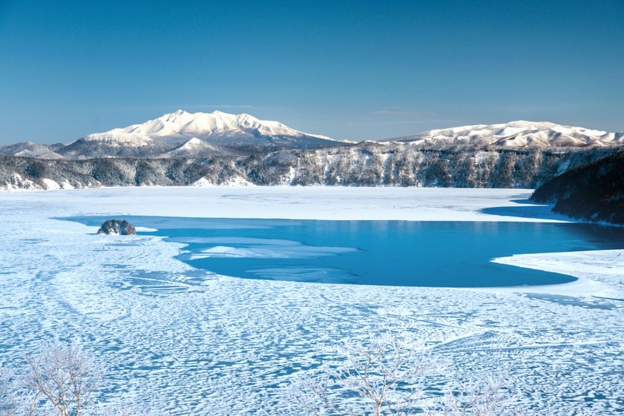 青色の冬の摩周湖
