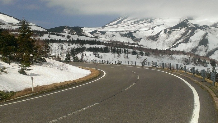 shiretoko-pass-spring-road