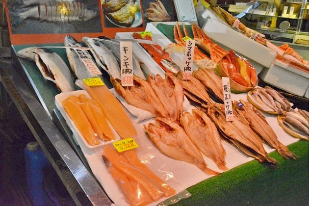 ぷらっと函館朝市巡り テッパン朝市グルメ 海産物 函館市