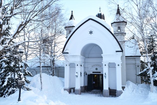雪の美術館外観