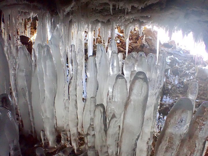 百畳敷洞窟　氷筍