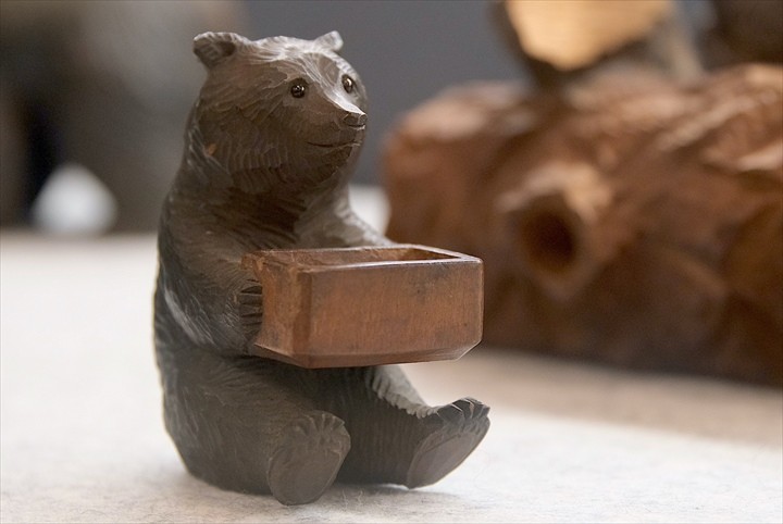 熊の木彫り - 置物