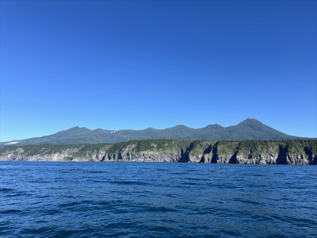 海からの知床連山の風景